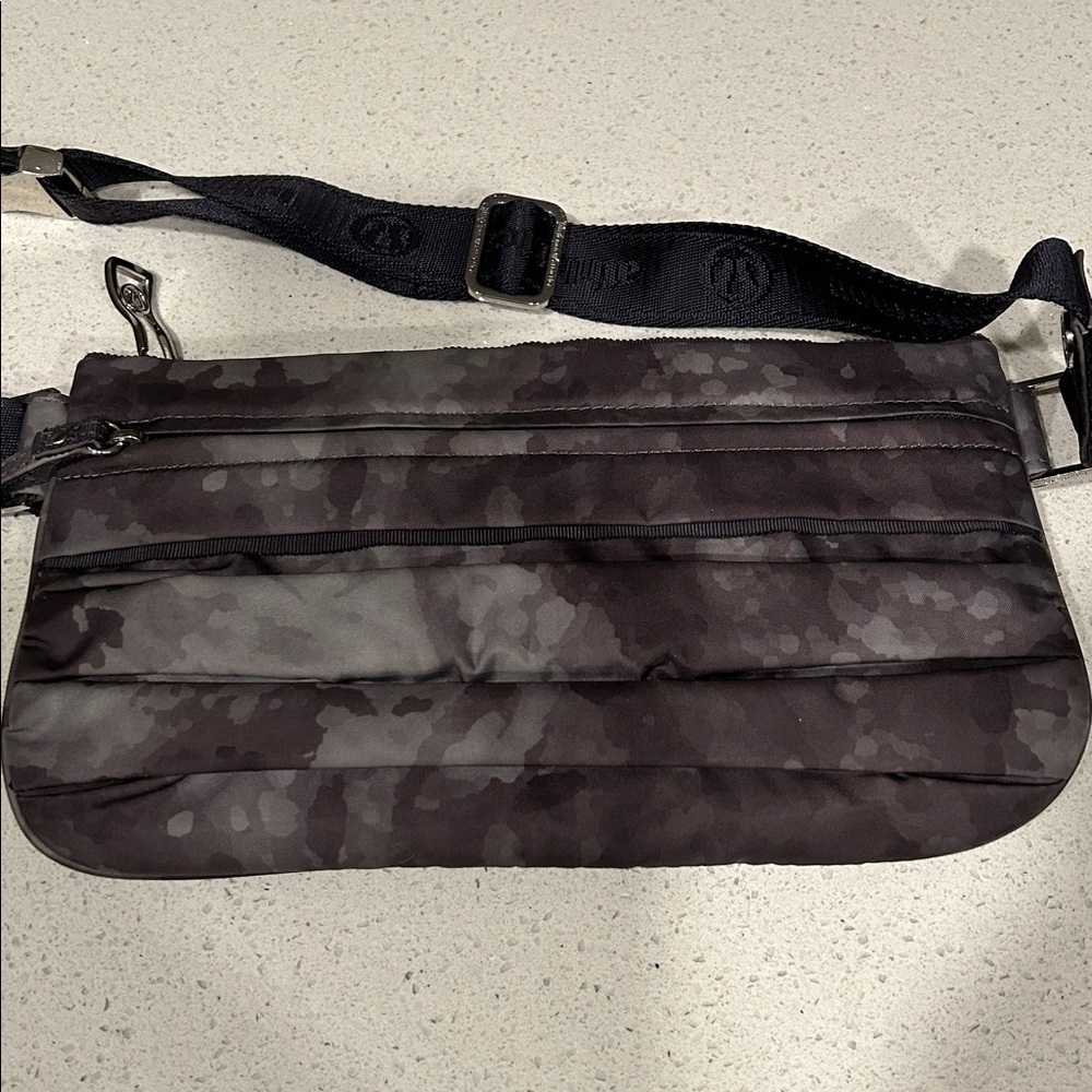 Lululemon Everywhere Camo Belt Bag - Picture 2 of 14